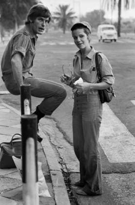Oktober 1973, Jom-Kippur-Krieg: Ein junges israelisches Soldatenpaar wartet in einer Stadt an einer Kreuzung, beide blicken in die Richtung der Kamera, die Frau hält eine Brille und ein Taschentuch. Israel *** October 1973, Jom KIPPUR War a Young one Israeli Pair of soldiers waits in a City to a Crossroads, both look in the Direction the Camera, the Woman holds a Glasses and a Handkerchief Israel Copyright: xUnitedxArchivesx xSvenxSimonxArchives SVS_94010002564