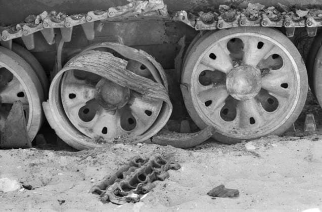 Oktober 1973, Jom-Kippur-Krieg: Detail einer gesprengten Panzerkette mit beschädigten Laufrollen in der Wüste Sinai. Wüste Sinai Ägypten *** October 1973, Jom KIPPUR War Detail a gesprengten Armored chain with damaged Castors in the Desert Sinai Desert Sinai Egypt Copyright: xUnitedxArchivesx xSvenxSimonxArchives SVS_94010002586