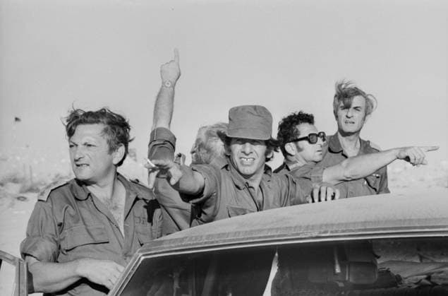Schauspieler Chaim Topol (mit Armeekappe) besucht während des Jom-Kippur-Krieges die IDF-Truppen auf den Golanhöhen, ein Presseoffizier (links) erläutert die Lage. Golan-Höhen Syrien *** Actors Chaim Topol with Army cap visits during of Jom KIPPUR War the IDF Troops at the Golan Heights, a Press officer left explains the Location Golan Heights Syria Copyright: xUnitedxArchivesx xSvenxSimonxArchives SVS_94010002587