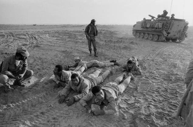 Oktober 1973, Jom-Kippur-Krieg: Gefangengenommene ägyptische Soldaten liegen unter Bewachung israelischer Truppen bäuchlings im Sand, im Hintergrund ein gepanzertes Kettenfahrzeug. Wüste Sinai Ägypten *** October 1973, Jom KIPPUR War Captured Egyptian Soldiers are at Guard Israeli Troops bäuchlings at Sand, at Background a Gepanzertes Tracked vehicle Desert Sinai Egypt Copyright: xUnitedxArchivesx xSvenxSimonxArchives SVS_94010002605