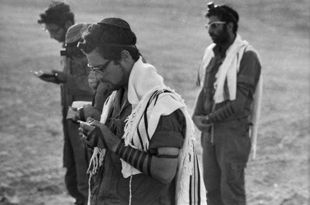 Drei israelische Soldaten beten in der Wüste Sinai. Sie tragen Kippa, Gebetsriemen (Tefillin) und Gebetsschals (Tallit) und halten Gebetsbücher in den Händen. Die Aufnahme stammt aus der Zeit des Jom-Kippur-Krieges, 1973. Wüste Sinai Ägypten *** Three Israeli Soldiers pray in the Desert Sinai you carry Kippa, Prayer Strap Tefillin and Prayer shawls Tallit and hold Prayer books in the Hands the Recording comes from from the Time of Jom KIPPUR war, 1973 Desert Sinai Egypt Copyright: xUnitedxArchivesx xSvenxSimonxArchives SVS_94010002632