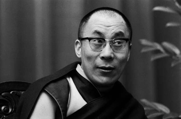 Der Dalai Lama während seines Besuchs 1973 in Köln im Moment des Nachdenkens und Austauschs. Mit der Hand am Kinn und einem konzentrierten Gesichtsausdruck wirkt er in eine ernste Diskussion vertieft. Köln Nordrhein-Westfalen Deutschland *** the Dalai Lama during his Visit 1973 in Cologne at Moment of Reflection and Exchange with the Hand on Chin and a concentrated Facial expression works he in a Serious Discussion deepened Cologne North Rhine Westphalia Germany Copyright: xUnitedxArchivesx xSvenxSimonxArchives SVS_94010002812