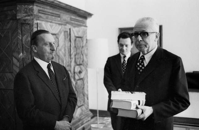 Roland Klett überreicht Bundespräsident Gustav Heinemann Bücher, Bonn, Februar 1973. Bonn Nordrhein-Westfalen Deutschland *** Roland Klett presented Federal President Gustav Heinemann Books, Bonn, February 1973 Bonn North Rhine Westphalia Germany Copyright: xUnitedxArchivesx xSvenxSimonxArchives SVS_94010003078