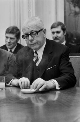 Bundespräsident Gustav Heinemann am 19. Januar 1973 während eines Gesprächs im Bundespräsidialamt, nachdenklich am Konferenztisch. Bonn Nordrhein-Westfalen Deutschland *** Federal President Gustav Heinemann on 19 January 1973 during one Talk at Office of the Federal President, thoughtful on Conference table Bonn North Rhine Westphalia Germany Copyright: xUnitedxArchivesx xSvenxSimonxArchives SVS_94010003318