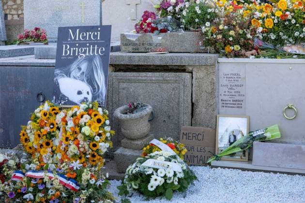 Brigitte Bardot s Grave at The Marine Cemetery - Saint-Tropez Wreath of flowers and photographs of late French actress Brigitte Bardot are pictured around her grave at the marine cemetery, following the funeral ceremony at Notre-Dame de l Assomption church, in Saint-Tropez, southeastern France, on January 7, 2026. French film sensation Brigitte Bardot, a symbol of sexual liberation in the 1950s and 1960s who reinvented herself as an animal rights defender and embraced far-right views, died on December 28, 2025 aged 91. Photo by Shootpix ABACAPRESS.COM Saint-Tropez France  Copyright: xShootpix ABACAx