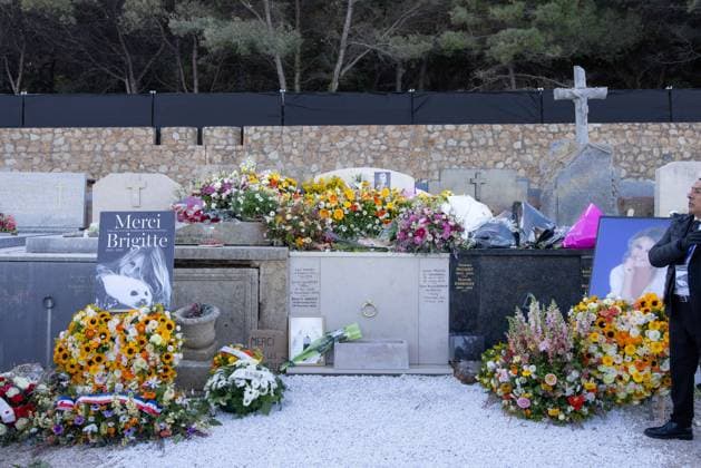 Brigitte Bardot s Grave at The Marine Cemetery - Saint-Tropez Wreath of flowers and photographs of late French actress Brigitte Bardot are pictured around her grave at the marine cemetery, following the funeral ceremony at Notre-Dame de l Assomption church, in Saint-Tropez, southeastern France, on January 7, 2026. French film sensation Brigitte Bardot, a symbol of sexual liberation in the 1950s and 1960s who reinvented herself as an animal rights defender and embraced far-right views, died on December 28, 2025 aged 91. Photo by Shootpix ABACAPRESS.COM Saint-Tropez France  Copyright: xShootpix ABACAx