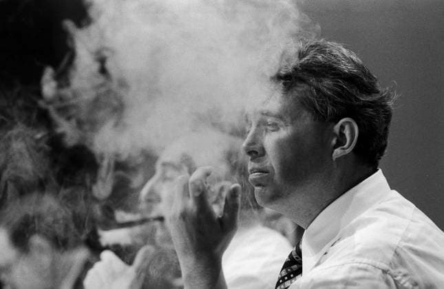 Dortmund, 18. Juni 1976: Der Bundesminister für Bildung und Wissenschaft, Helmut Rohde, während des SPD-Parteitags in einer nachdenklichen Pause in dichten Zigarrenauchschwaden. Dortmund Nordrhein-Westfalen Deutschland *** Dortmund, 18 June 1976 the Federal Minister for Education and Science, Helmut Rohde, during of SPD Party conferences in a thoughtful Break in seal Cigar smoke Dortmund North Rhine Westphalia Germany Copyright: xUnitedxArchivesx xSvenxSimonxArchives SVS_94010004016