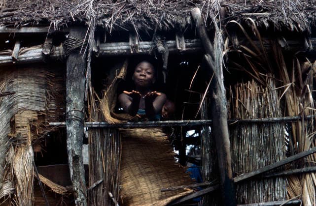 Zwei Kinder blicken aus einer aus Pflanzenmaterial gefertigten Hütte mit beschädigter Wandstruktur. Afrika, 1970er. Afrika *** Two Children look from a from Plant material manufactured Hut with Damaged person Wall structure Africa, 1970s Africa Copyright: xUnitedxArchivesx xSvenxSimonxArchives SVS_94020000185