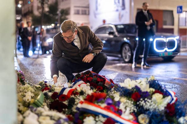 Johann Wadephul (CDU), Bundesaussenminister aufgenommen im Rahmen einer Gesteck-Niederlergung an dem alten Redaktionsgebaeude des Satiremagazins Charlie Hebdo, anlaesslich des elften Jahrestages des Anschlages auf die Redaktion, aufgenommen in Paris, 07.01.2026. Fotografiert im Auftrag des Auswaertigen Amtes. Paris Deutschland *** Johann Wadephul CDU , Federal Foreign Minister photographed as part of a gesture of prostration at the old editorial building of the satirical magazine Charlie Hebdo, on the occasion of the eleventh anniversary of the attack on the editorial office, taken in Paris, 07 01 2026 Photographed on behalf of the Foreign Office Paris Germany Copyright: xAmreixSchulz AAx