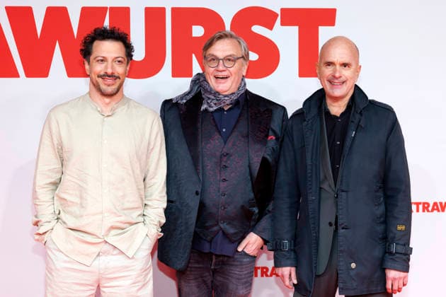 Die Schauspieler Fahri Yardim, Hape Kerkeling und Christoph Maria Herbst bei der Weltpremiere des Films Extrawurst im Lichtburg Kino in Essen. Essen, 07.01.2026 NRW Deutschland *** Actors Fahri Yardim, Hape Kerkeling and Christoph Maria Herbst at the world premiere of the film Extrawurst at the Lichtburg cinema in Essen Essen, 07 01 2026 NRW Germany Copyright: xChristophxHardtx