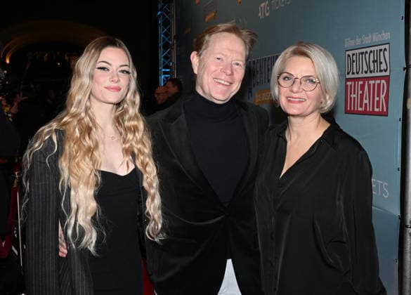 Dieter Thoma mit Partnerin Mandana Daub und der Tochter Kim - Premiere ABENTEUERLAND Das Musical mit den Hits von PUR im Deutsches Theater - Muenchen