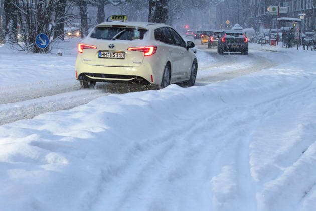 Schneetreiben am Donnerstagmorgen in Hamburg. PKW kämpfen sich über eine mit Schnee bedeckte Straße. Barmbek Hamburg