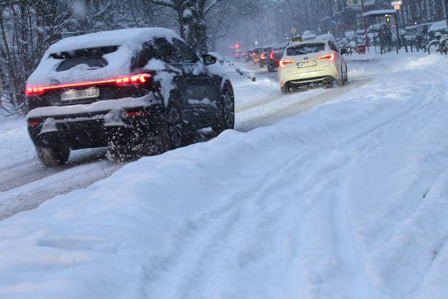 Schneetreiben am Donnerstagmorgen in Hamburg. PKW kämpfen sich über eine mit Schnee bedeckte Straße. Barmbek Hamburg
