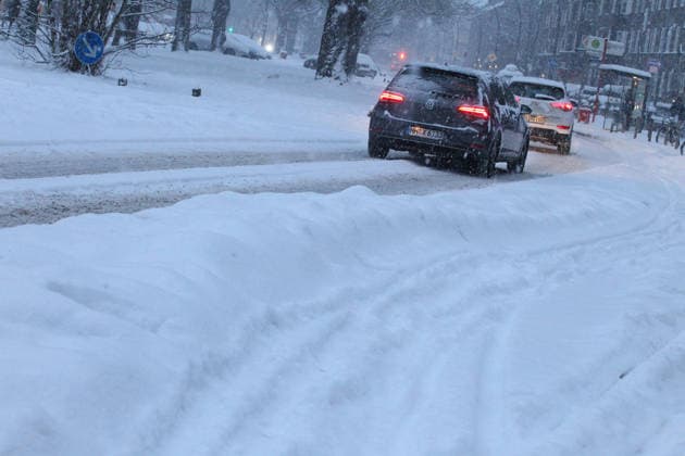 Schneetreiben am Donnerstagmorgen in Hamburg. PKW kämpfen sich über eine mit Schnee bedeckte Straße. Barmbek Hamburg