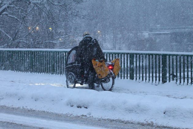 Schneetreiben am Donnerstagmorgen in Hamburg. Eine kämpft sich mit ihrem Lastenfahrrad über eine Brücke. Barmbek Hamburg