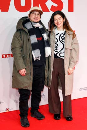 Shawn Bu mit Begleitung bei der Weltpremiere des Kinofilms Extrawurst in der Lichtburg. Essen, 07.01.2026