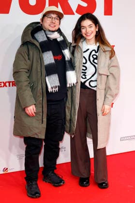 Shawn Bu mit Begleitung bei der Weltpremiere des Kinofilms Extrawurst in der Lichtburg. Essen, 07.01.2026