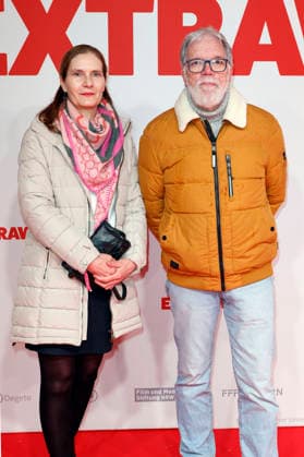 Wolfgang Trepper mit Begleitung bei der Weltpremiere des Kinofilms Extrawurst in der Lichtburg. Essen, 07.01.2026