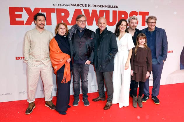 Fahri Yardim, Gaby Dohm, Hape Kerkeling, Christoph Maria Herbst, Anja Knauer, Friedrich Mücke, Rona Regiepi und Marcus H. Rosenmüller bei der Weltpremiere des Kinofilms Extrawurst in der Lichtburg. Essen, 07.01.2026
