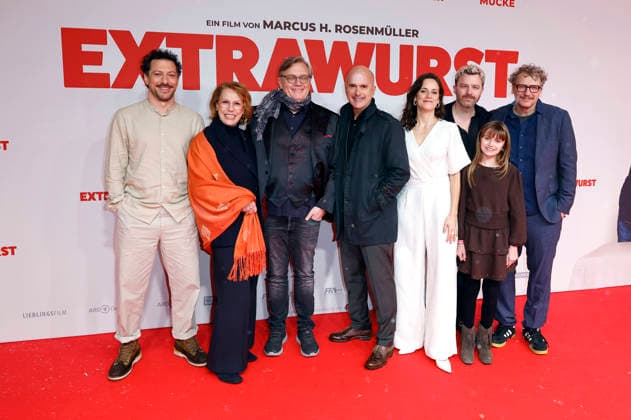 Fahri Yardim, Gaby Dohm, Hape Kerkeling, Christoph Maria Herbst, Anja Knauer, Friedrich Mücke, Rona Regiepi und Marcus H. Rosenmüller bei der Weltpremiere des Kinofilms Extrawurst in der Lichtburg. Essen, 07.01.2026
