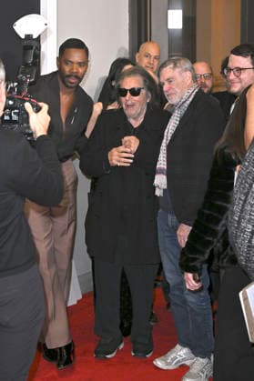 Colman Domingo, Al Pacino, Gus Van Sant und Austin Kolodney bei der Premiere des Kinofilms Dead Man™s Wire im AMC The Grove. Los Angeles, 07.01.2026