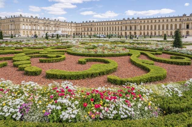 Akkurat geschnittene Buchsbaum-Topiary und Blumenbeete, eingebettet in die geometrischen Gartenanlagen von Andre Le Notre vor dem monumentalen Suedfluegel von dem UNESCO-Welterbe Schloss Versailles, Versailles, Departement Yvelines, Region Ile-de-France, Frankreich Accurately cut boxwood topiary and flower beds nestled in Andre Le Notre s geometric gardens in front of the monumental south wing of the UNESCO World Heritage Palace of Versailles, Versailles, department of Yvelines, Ile-de-France region, France Copyright: imageBROKER HilkexMaunder iblhhm15826902.jpg