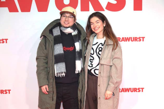 Shawn Bu mit Begleitung bei der Weltpremiere des Kinofilms Extrawurst in der Lichtburg. Essen, 07.01.2026