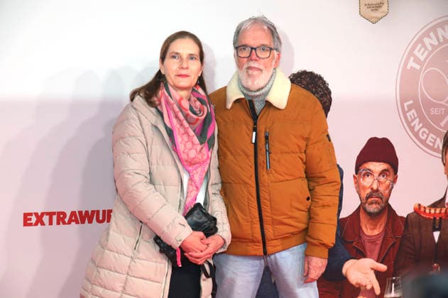 Wolfgang Trepper mit Begleitung bei der Weltpremiere des Kinofilms Extrawurst in der Lichtburg. Essen, 07.01.2026