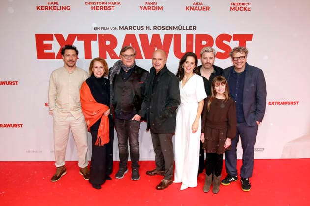 Fahri Yardim, Gaby Dohm, Hape Kerkeling, Christoph Maria Herbst, Anja Knauer, Friedrich Mücke, Rona Regiepi und Marcus H. Rosenmüller bei der Weltpremiere des Kinofilms Extrawurst in der Lichtburg. Essen, 07.01.2026