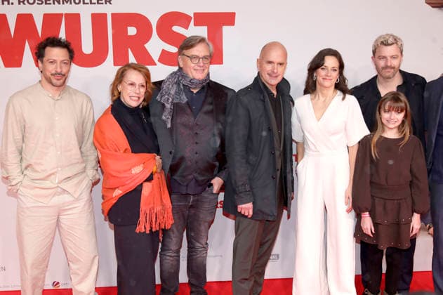 Fahri Yardim, Gaby Dohm, Hape Kerkeling, Christoph Maria Herbst, Anja Knauer, Friedrich Mücke und Rona Regiepi bei der Weltpremiere des Kinofilms Extrawurst in der Lichtburg. Essen, 07.01.2026