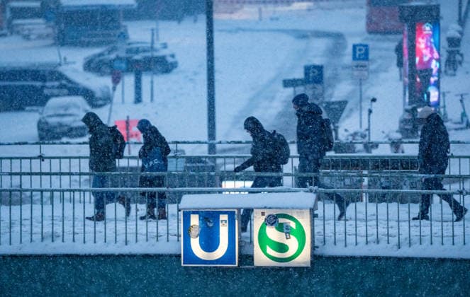 Winterwetter an den Hamburger Landungsbrücken;Starker Schneefall in Hamburg, Hamburg Hamburg Deutschland Landungsbrücken