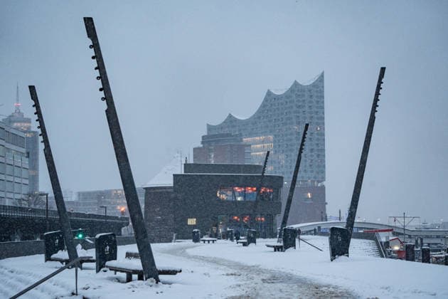 Winterwetter an den Hamburger Landungsbrücken;Starker Schneefall in Hamburg, Hamburg Hamburg Deutschland Landungsbrücken