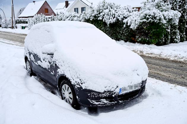 Verschneites Auto am StraÃŸenrand in Kirchwerder, Hamburg, Deutschland