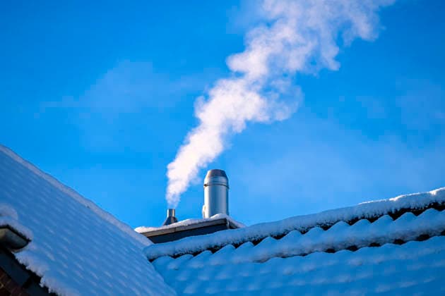 Rauchender Schornstein eines Wohnhauses im Winter, Heizen, Gasheizung *** Smoking chimney of a residential building in winter, heating, gas heating ** NUR FUER REDAKTIONELLE ZWECKE ** EDITORIAL USE ONLY **
