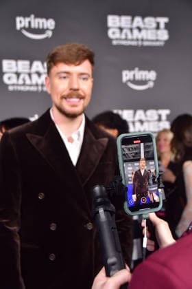 US: Stars take to red carpet in Los Angeles for Beast Games season 2 Im the picture Jimmy Donaldson. MrBeast is bringing back the heat with his popular competition series. The first three episodes of Beast Games Season 2 premiere on Wednesday, Jan. 7 on Prime Video. The inaugural season of the series, hosted by popular YouTuber James Jimmy Donaldson, better known as MrBeast, debuted in December 2024. In Season 2, 200 eager competitors play to win $5 million. The show is similar in many ways to the popular Netflix series Squid Game, though contestants don t fight to the death. They just go home when eliminated. Fans of challenge-based reality series won t want to miss a Survivor crossover episode. Filmed on Fiji, contestants will tak Copyright: AlbertoxSibaja
