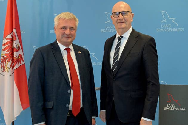 Woidke empfängt Polen-Koordinator der Bundesregierung Ministerpräsident Dr. Dietmar Woidke (r) empfängt am 08.01.2026 in der Staatskanzlei in Potsdam den Koordinator für die deutsch-polnische zwischengesellschaftliche und grenznahe Zusammenarbeit, Knut Abraham, zum Antrittsbesuch in Brandenburg. Potsdam Brandenburg Deutschland *** Woidke receives Poland Coordinator of the Federal Government Minister President Dr. Dietmar Woidke r receives Knut Abraham, Coordinator for German-Polish inter-societal and cross-border cooperation, on 08 01 2026 in the State Chancellery in Potsdam for his inaugural visit to Brandenburg Potsdam Brandenburg Germany