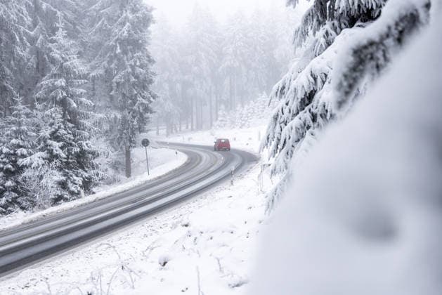 Winter im Taunus Leicht verschneit ist die Landstraße zum Großen Feldberg., Schmitten Hessen Deutschland *** Winter in the Taunus The country road to the Großer Feldberg , Schmitten Hessen Germany