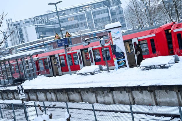 Deutschland, Schleswig-Holstein, Wedel 08.01.2026: Eine S-Bahn der Linie S1 steht im verschneiten Bahnhof von Wedel. Schon im Vorfeld von Sturmtief Elli kam es am Donnerstag (08.01.2026) zu erheblichen Verspätungen und Zugausfällen im Hamburger ÖPNV. ÖPNV Einschränkungen durch Winterwetter in Hamburg