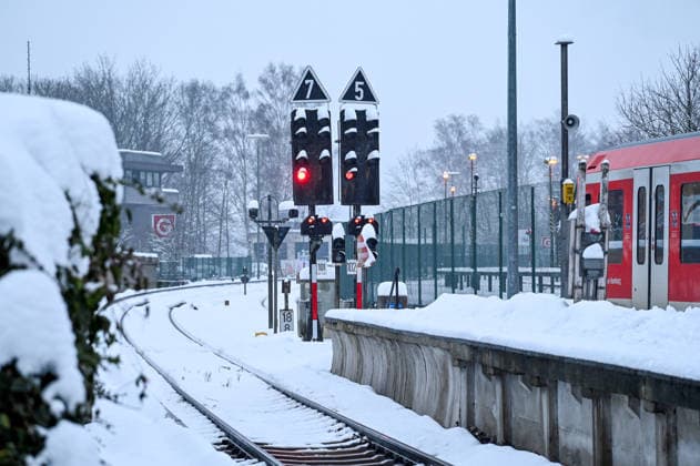 Deutschland, Schleswig-Holstein, Wedel 08.01.2026: Eine S-Bahn der Linie S1 steht im verschneiten Bahnhof von Wedel. Schon im Vorfeld von Sturmtief Elli kam es am Donnerstag (08.01.2026) zu erheblichen Verspätungen und Zugausfällen im Hamburger ÖPNV. ÖPNV Einschränkungen durch Winterwetter in Hamburg