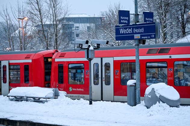 Deutschland, Schleswig-Holstein, Wedel 08.01.2026: Eine S-Bahn der Linie S1 steht im verschneiten Bahnhof von Wedel. Schon im Vorfeld von Sturmtief Elli kam es am Donnerstag (08.01.2026) zu erheblichen Verspätungen und Zugausfällen im Hamburger ÖPNV. ÖPNV Einschränkungen durch Winterwetter in Hamburg