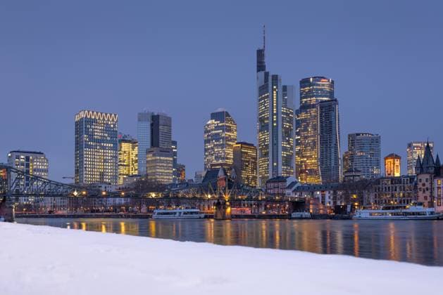 Die verschneite Frankfurter Skyline Hinter dem verschneiten Mainufer erheben sich die Türme der Frankfurter Bankenskyline. Frankfurt am Main Hessen Deutschland *** The snow-covered Frankfurt skyline The towers of Frankfurts banking skyline rise up behind the snow-covered banks of the River Main Frankfurt am Main Hesse Germany 2026-01-08_ffm_skyline_winter_schnee_04