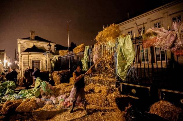 colere agricole action FNSEA PHOTOPQR CHARENTE LIBRE Julie Desbois Angoulême 08 01 2026 260108 10 371 colere agricole action FNSEA, a handful of farmers carried out a fistfight against the prefecture on the night of January 7 to 8 to continue to make their demands heard and maintain the pressure, society, agriculture, social, manufestation, colere agricole, FNSEA, angouleme, charente photo Julie Desbois France, jan 8th 2026 Farmers demonstration following the politicy of slaughter of cows, despite being vaccinated against DNC Contagious Nodular Dermatosis , and protesting against Mercosur deal Angoulême 260108 10 371 France  Copyright: xPHOTOPQR CHARENTExLIBRE MAXPPPxJuliexDesboisx 20260108CHL8003 20260108CHL8003