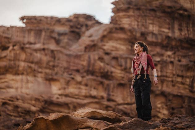 Queen Rania of Jordan Tours Wadi Rum - Jordan Queen Rania Al Abdullah, accompanied by her daughter Princess Salma bint Abdullah II, visits Wadi Rum, where they met with local tour operators and explored a range of experiences the site offers visitors from Jordan and around the world, on January 7th, 2026, in Wadi Rum, Jordan. The site, also known as the ‘Valley of the Moon’, is a UNESCO Heritage Site and protected area located in southern Jordan. Photo by Balkis Press ABACAPRESS.COM Wadi Rum Jordan  Copyright: xBalkisxPress ABACAx