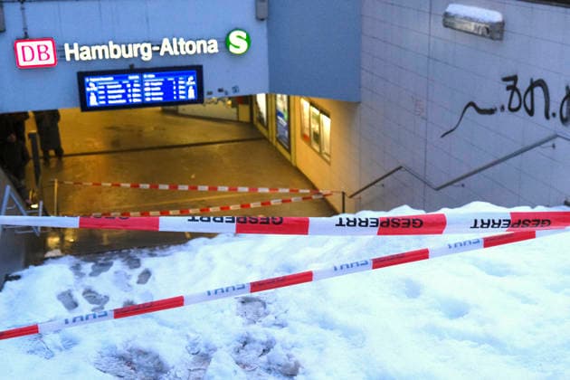 Wegen Schnee gesperrte Treppe Bahnhof Altona Wegen Schnee gesperrte Treppe Bahnhof Altona Hamburg