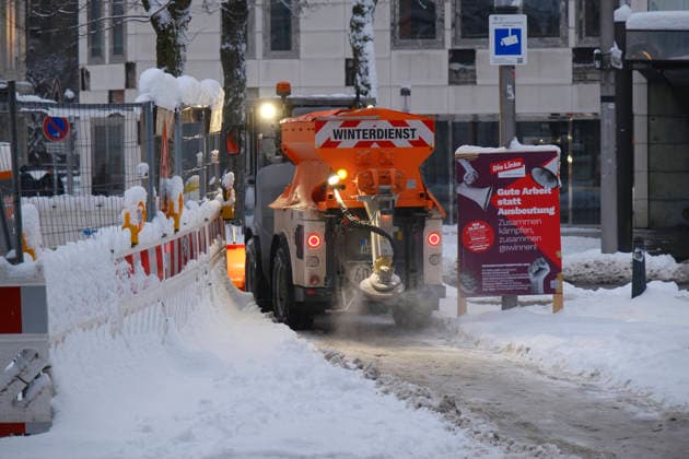 Winterdienst am Hamburger Hauptbahnhof Winterdienst am Hamburger Hauptbahnhof. Aufgrund starkem Schneefalls ist der Hamburger Winterdienst stark gefordert mit Schneeräumen und Enteisen Hamburg