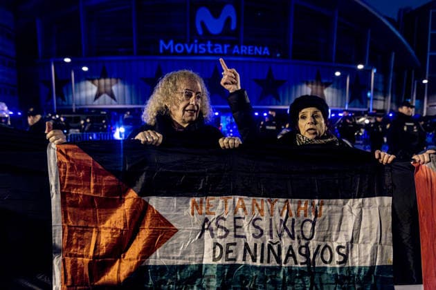 Atmosphere prior to the basketball match between Real Madrid and Maccabi Tel Aviv Several people during a rally before the basketball match between Real Madrid and Maccabi Tel Aviv, at the Movistar Arena, on January 8, 2026, in Madrid Spain A rally has been called prior to the match with the slogan Por genocida, fuera Israel del baloncesto 08 JANUARY 2026 Madrid Madrid Madrid Spain  Copyright: xRicardoxRubiox 7204941