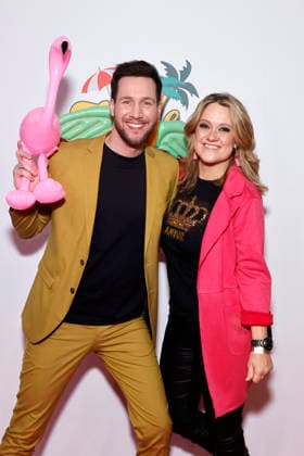 Moderator Sven Kroll und Moderatorin Lisa Feller bei der Premiere des Mallorca-Musicals Malle Ole - das Musical, das ballert! im Theater am Marientor. Duisburg, 08.01.2026 NRW Deutschland Copyright: xChristophxHardtx