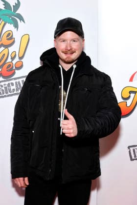 Sänger Art Garfunkel Jr. bei der Premiere des Mallorca-Musicals Malle Ole - das Musical, das ballert! im Theater am Marientor. Duisburg, 08.01.2026 NRW Deutschland Copyright: xChristophxHardtx