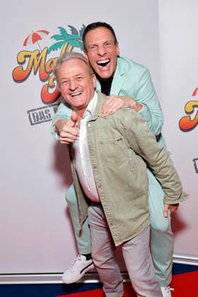 Moderator Uwe Hübner und Produzent Harald Reitinger bei der Premiere des Mallorca-Musicals Malle Ole - das Musical, das ballert! im Theater am Marientor. Duisburg, 08.01.2026 NRW Deutschland Copyright: xChristophxHardtx