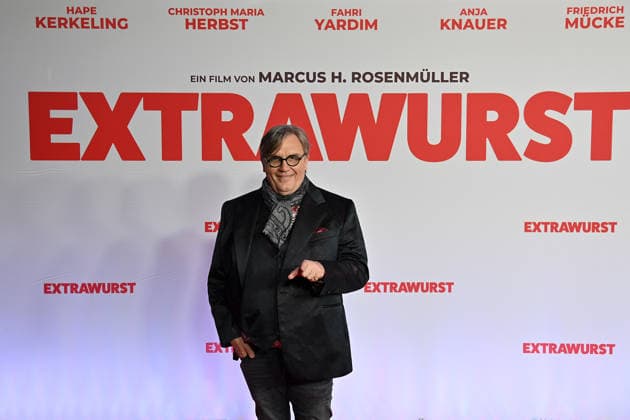 Hape KERKELING (Schauspieler), Einzelbild,angeschnittenes Einzelmotiv,Halbfigur,halbe Figur. Premiere EXTRAWURST am 08.01.2026 im Mathaeser Kino in Muenchen.